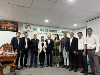 Lãnh đạo LMHTX tỉnh và Hiệp hội XNK Quảng Đông tại buổi làm việc với HTX Bom BO