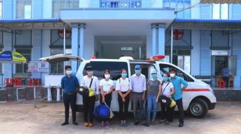 Nhân viên y tế Phú Riềng lên đường chi viện cho Chơn Thành