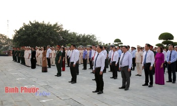 Lãnh đạo tỉnh viếng Nghĩa trang liệt sĩ kỷ niệm Ngày giải phóng miền Nam