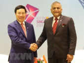 Phó Thủ tướng Phạm Bình Minh (trái) và Quốc vụ khanh Bộ Ngoại giao Ấn Độ Vijay Kumar Singh. (Ảnh: TTXVN)