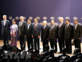 Tổng Bí thư Nguyễn Phú Trọng (thứ năm, từ phải sang), Thủ tướng Nguyễn Xuân Phúc (thứ tư, từ phải sang), Chủ tịch sáng lập WEF Klaus Schwab (thứ ba, từ phải sang) và các trưởng đoàn tham dự hội nghị chụp ảnh chung.