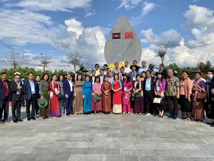 Các Đại biểu chương trình “Gặp gỡ hữu nghị và hợp tác Nhân dân Việt Nam – Campuchia lần thứ V” đến thăm quan cụm công trình lưu niệm hành trình cứu nước của Thủ tướng Campuchia Hun Sen