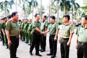Thượng tướng Nguyễn Văn Thành bắt tay với cán bộ, chiến sĩ Công an tỉnh tại buổi thăm và làm việc. Ảnh: Công an Bình Phước.