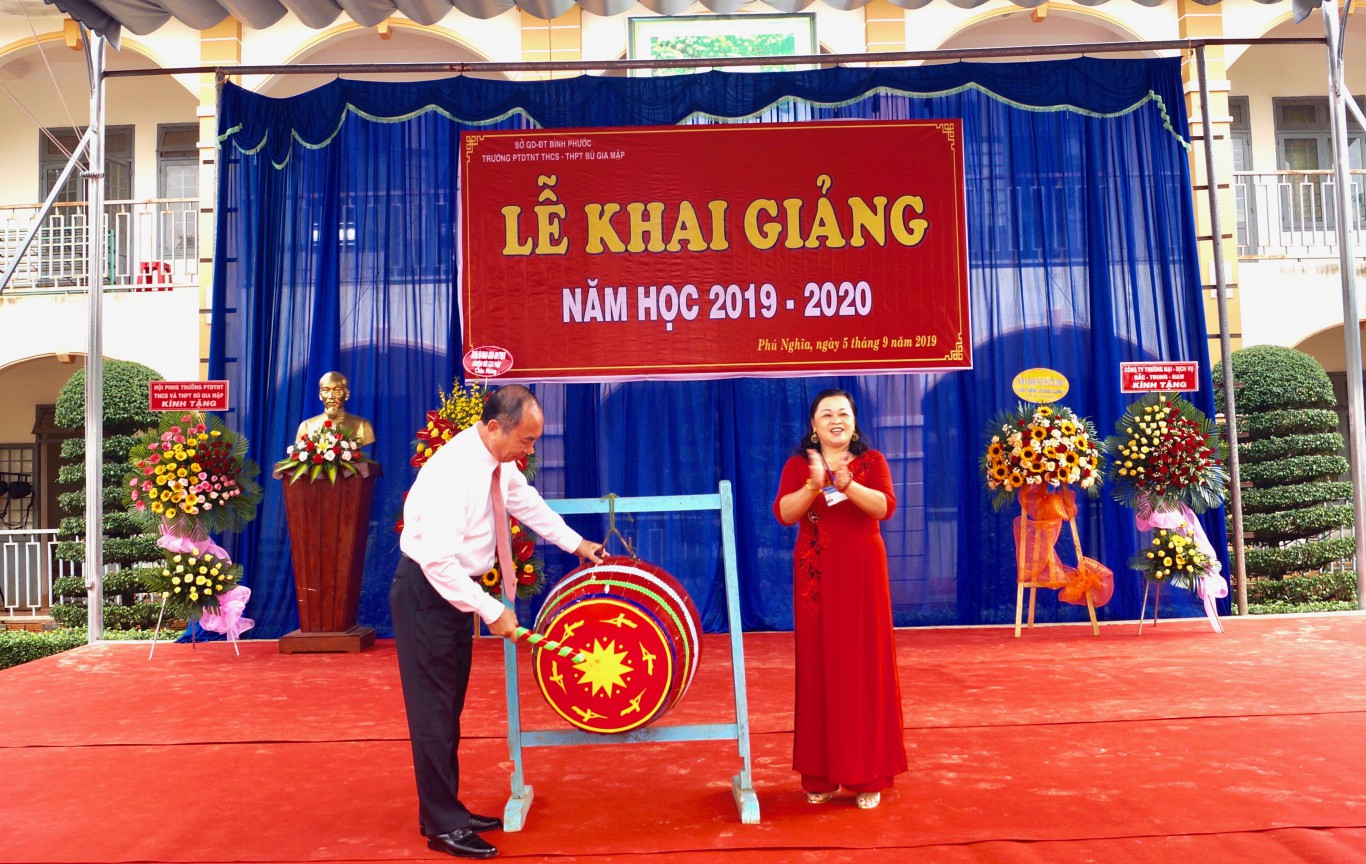 Ông: Nguyễn Tiến Dũng - Phó chủ tịch UBND tỉnh đánh trống khai mạc năm học mới 2019 - 2020.
