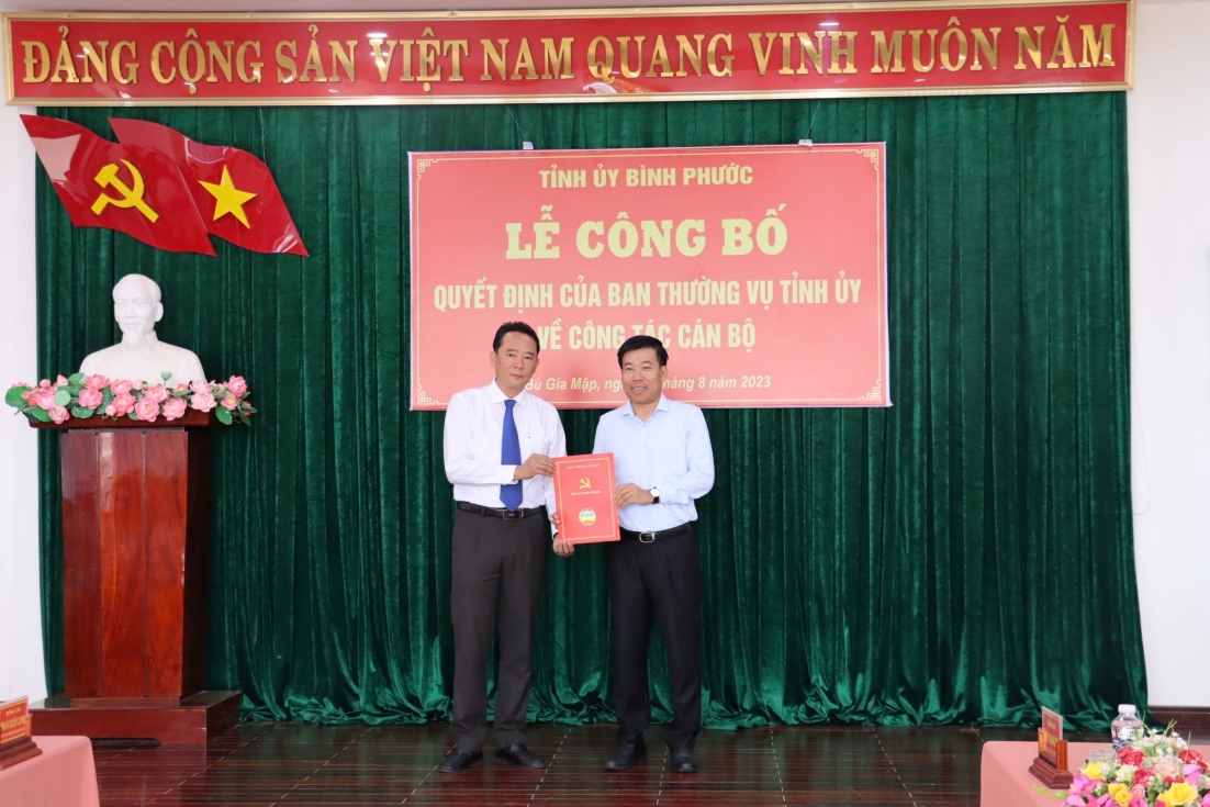 Bí thư Tỉnh ủy Nguyễn Mạnh Cường trao quyết định của Ban Thường vụ Tỉnh ủy cho đồng chí Lý Trọng Nhân