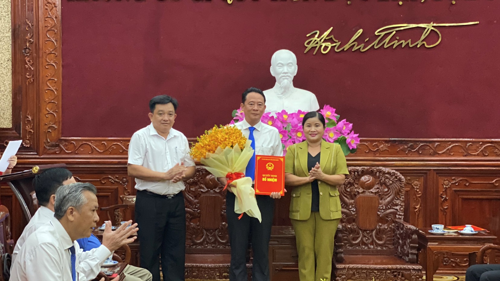 Phó Bí thư, Chủ tịch UBND tỉnh Trần Tuệ Hiền trao Quyết định điều động Trưởng Ban Dân tộc Lý Trọng Nhân