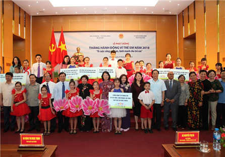 Phó Chủ tịch nước Đặng Thị Ngọc Thịnh và các đại biểu chụp ảnh cùng các em nhỏ tại Lễ phát động