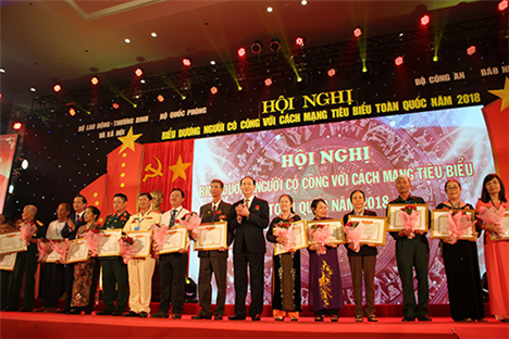Chủ tịch nước Trần Đại Quang trao Bằng khen cho các đại biểu tham dự Hội nghị NCC với cách mạng tiêu biểu toàn quốc năm 2018
