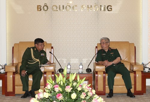 Thượng tướng Nguyễn Chí Vịnh (phải) tiếp Đại tá Aung Kyaw Oo (Ảnh: qdnd.vn)