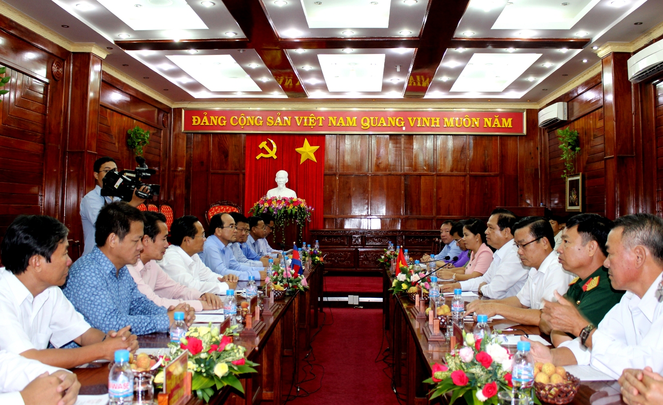 Đoàn đại biểu tỉnh Kampong Thom (bìa trái) tại buổi thăm và làm việc với tỉnh Bình Phước