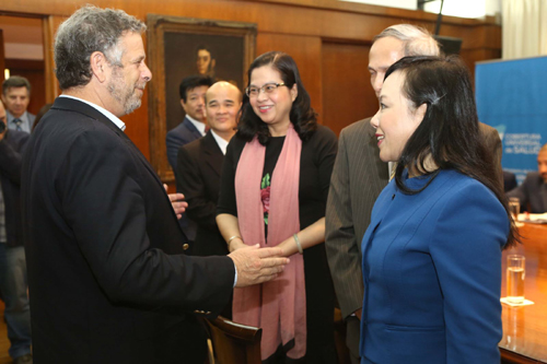 Thứ trưởng phụ trách lĩnh vực y tế thuộc Bộ Phát triển Xã hội Argentina Adolfo Rubinstein chào Bộ trưởng Y tế Nguyễn Thị Kim Tiến và đoàn đại biểu Việt Nam.