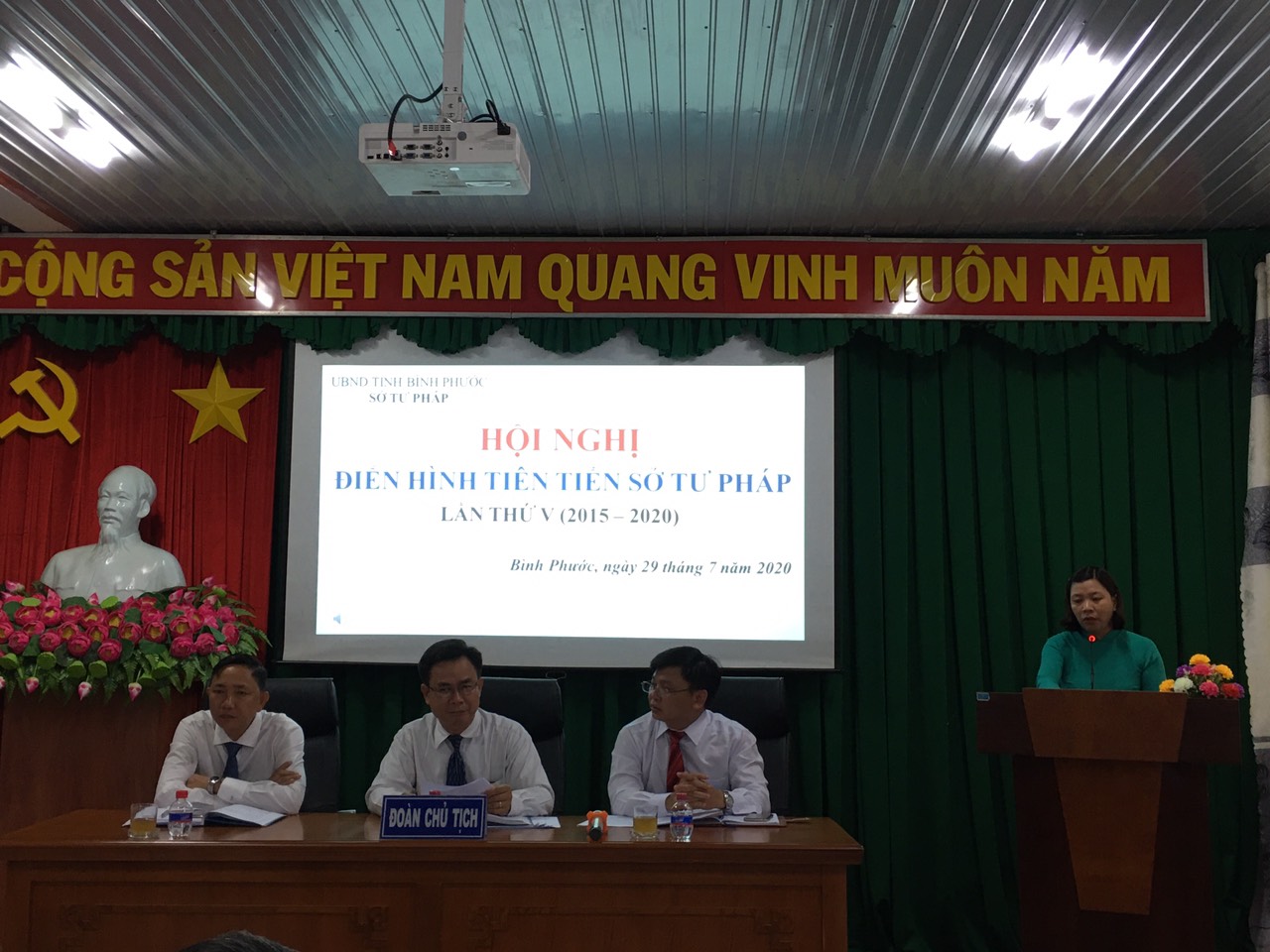 Đồng chí Nguyễn Thị Huệ - Phó trưởng Phòng Pháp chế phát biểu tham luận của tập thể Phòng 