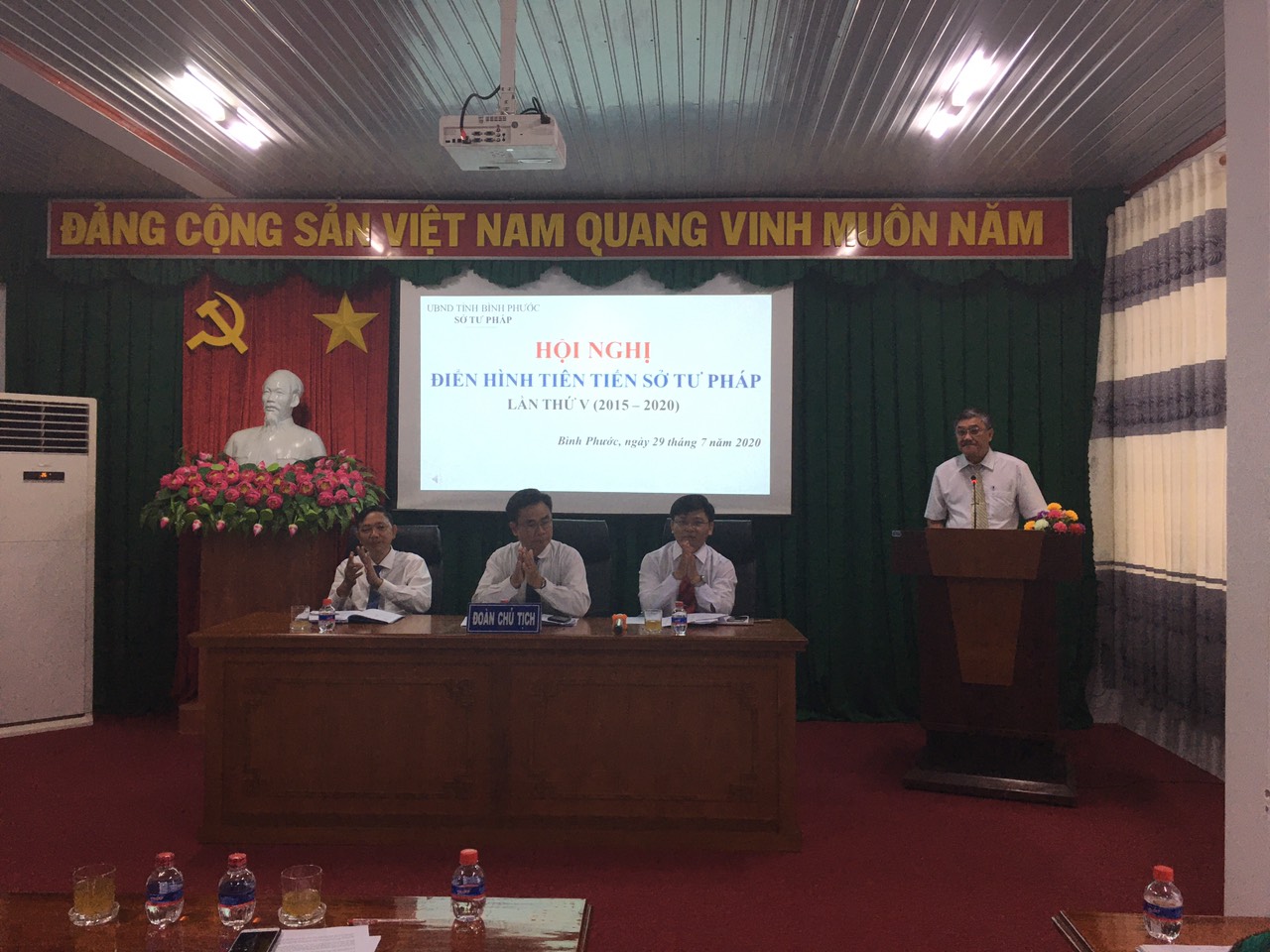 Đồng chí Nguyễn Tuấn – Phó trưởng Ban Thi đua, khen thưởng tỉnh phát biểu tại Hội nghị