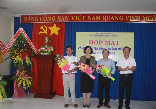 Giám đốc Sở Nguyễn Minh Bình tặng hoa các thế hệ lãnh đạo Sở Thông tin và Truyền thông