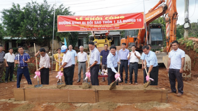Lễ khởi công công trình đường giao thông nông thôn  chào mừng Đại hội Đảng bộ tỉnh
