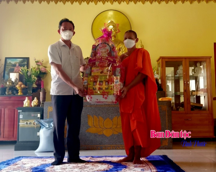Ban Dân tộc thăm, Lễ Sen Dolta các chùa Khmer