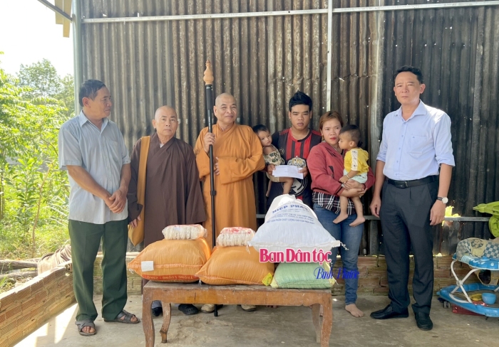 Ban Dân tộc tỉnh và Ban Trị sự Phật giáo huyện Bù Đăng  thăm, tặng quà hộ gia đình dân tộc thiểu số bệnh hiểm nghèo