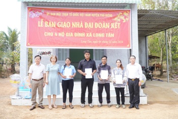 Trao tặng nhà đại đoàn kết cho các hộ khó khăn  trên địa bàn Huyện Phú Riềng