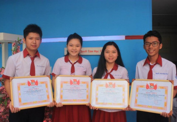 Khen thưởng nhằm ghi nhận, biểu dương, động viên, khuyến khích, tạo động lực để học sinh rèn luyện, tu dưỡng, phấn đấu vươn lên trong học tập và cuộc sống