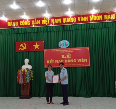 Đ/c Nguyễn Tứ Tri - Bí Thư Chi bộ trao quyết định kết nạp Đảng viên