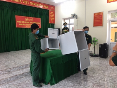 (Đơn vị tổ chức bầu cử kiểm tra thùng phiếu trước khi bầu cử)