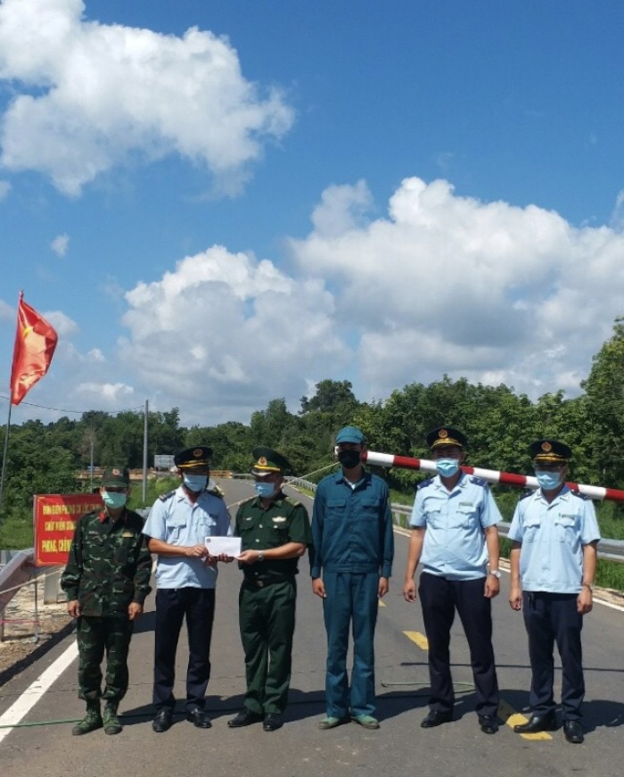 Hải quan tỉnh Bình Phước hỗ trợ tặng quà các Chốt phòng chống Covid-19