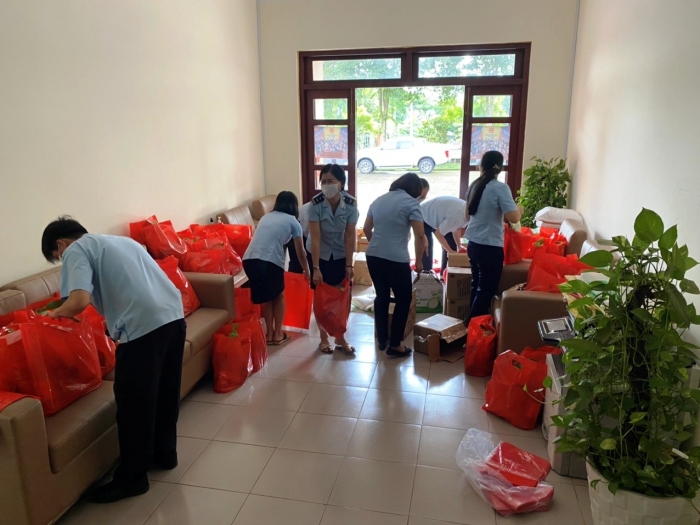 Công đoàn viên Cục Hải quan tỉnh Bình Phước chuẩn bị các phần quà nhu yếu phẩm