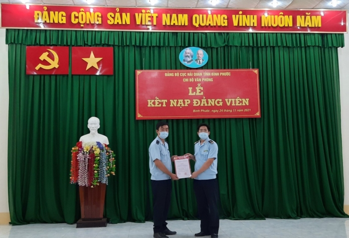 Đ/c Phạm Đức Quang - Phó Bí thư Chi bộ Văn phòng trao quyết định kết nạp Đảng viên