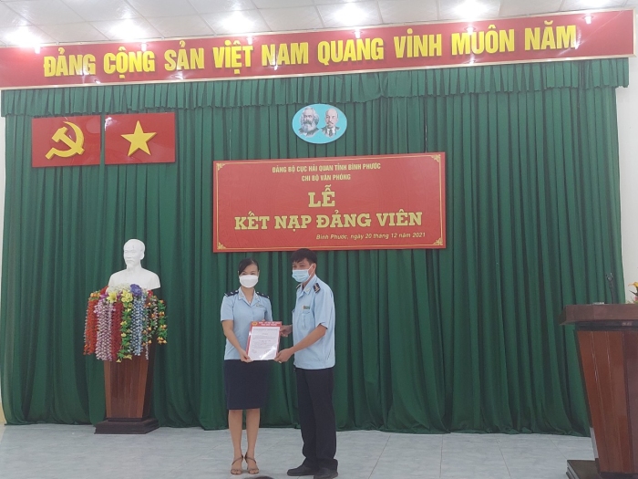 Đ/c Nguyễn Tứ Tri -  Bí thư Chi bộ Văn phòng trao quyết định kết nạp Đảng viên