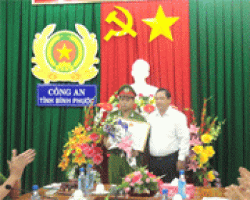 Khen thưởng đột xuất cho Thượng úy Phạm Thành Khánh
