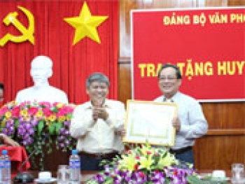 Trao huy hiệu 30 năm tuổi đảng cho Phó Chủ tịch UBND tỉnh Nguyễn Huy Phong