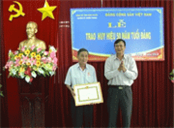 Trao huy hiệu 50 năm tuổi đảng cho nguyên Bí thư Huyện ủy Bình Long