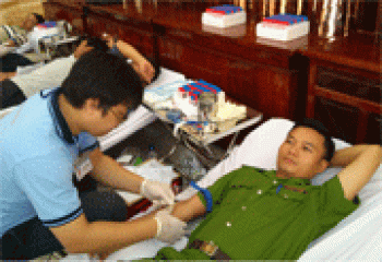 Gần 400 tình nguyện viên tham gia hiến máu