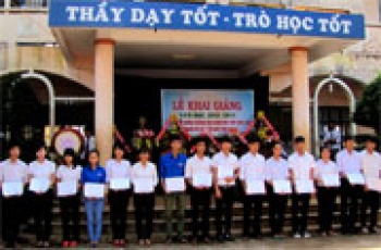 Phó Bí thư Võ Đình Tuyến dự lễ khai giảng Trường THPT Phước Bình