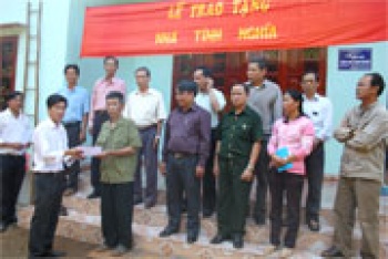 TTXVN tặng nhà tình nghĩa cho nạn nhân chất độc da cam