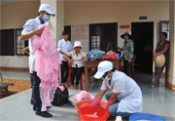 Phun thuốc, tẩm mùng phòng bệnh sốt rét cho các hộ dân trên địa bàn xã Lộc Tấn