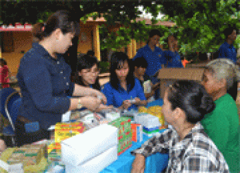 Đoàn viên thanh niên tặng quà, khám chữa bệnh miễn phí cho đồng bào nghèo