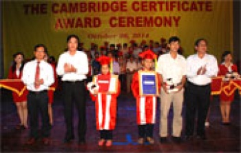 Trung tâm Anh ngữ quốc tế Úc Châu trao chứng chỉ Cambridge cho  320 học viên