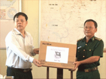 Thăm, tặng quà các đồn biên phòng Lộc Ninh