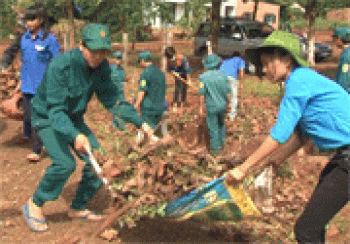 Chiến sĩ tình nguyện giúp dân tại ấp Sóc Giếng