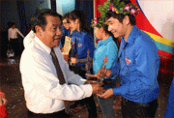 Trao giải thưởng “Sao Phú Riềng Đỏ” và tuyên dương đảng viên trẻ tiêu biểu