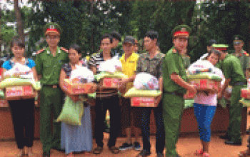 Tặng quà cho đồng bào dân tộc và hộ nghèo xã Long Giang