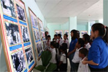 Đông đảo công chúng đến tham quan triển lãm “Cách mạng tháng Tám - Bước ngoặt lịch sử của dân tộc Việt Nam”