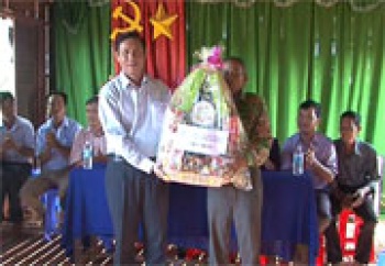 Bù Đốp:  Thăm, tặng quà chúc mừng Lễ Sen Dolta của đồng bào Khmer