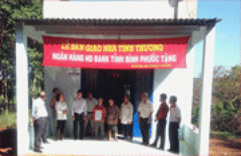 Ngân hàng HDBank chi nhánh Bình Phước trao tặng 2 căn nhà tình thương