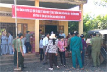Công an huyện Lộc Ninh tặng quà cho đồng bào nghèo