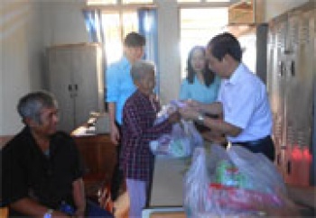 Hớn Quản: Thăm, tặng quà cho các hộ nghèo người Khmer nhân tết Chol Chnăm Thmây