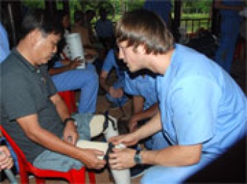 Đoàn bác sĩ Trường đại học Mercer (Mỹ) làm từ thiện tại Bình Phước