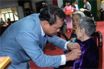 Phong tặng và truy tặng danh hiệu nhà nước cho 96 mẹ Việt Nam anh hùng