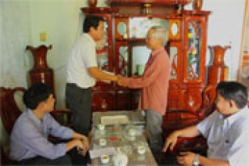 Lãnh đạo tỉnh thăm, tặng quà gia đình chính sách tại huyện Đồng Phú